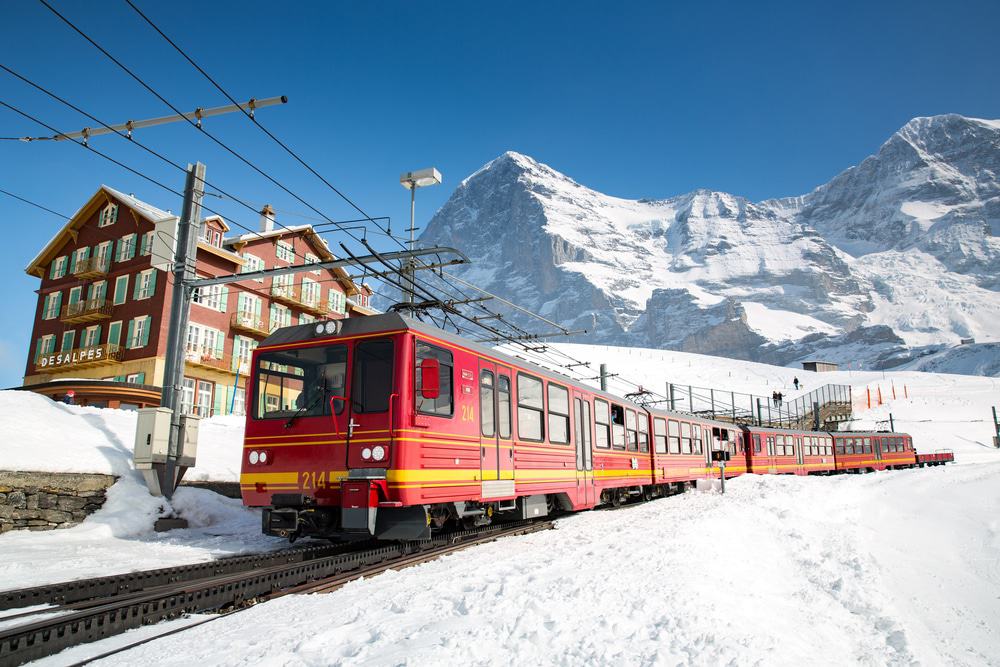 جبل يونغفراو( Jungfrau ) : يعرف باسم "قمة أوروبا"، وهو أعلى جبل في جبال الألب البرنية، ويمكن الوصول إليه بواسطة قطار يونغفراو الشهير.